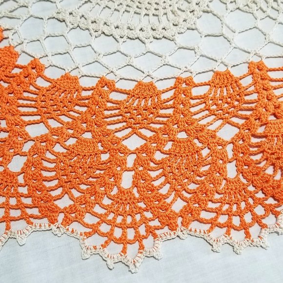 New Hand Crafted Pineapple oval doily, white and coral, 17 1/2" x 27" . - Picture 3 of 5